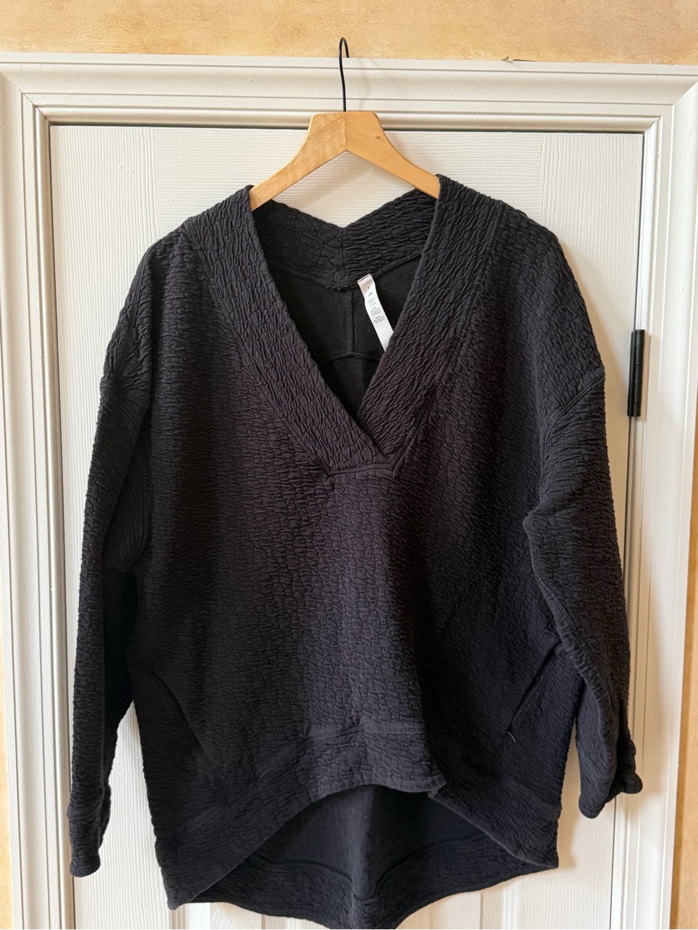 Lululemon size 8 Women's Black Textured V-Neck high/low